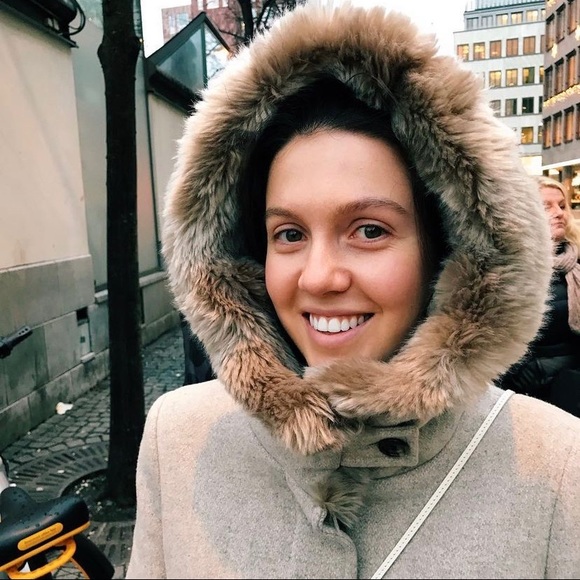 Ralph Lauren wool blend winter coat. Gorgeous beige wool with a faux fur hood - Picture 6 of 6